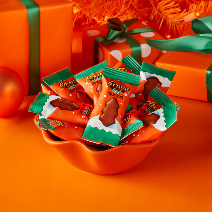 REESE'S Milk Chocolate Snack Size Peanut Butter Trees, Christmas Candy Bag, 9.6 oz